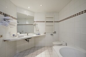 Combined shower/tub, eco-friendly toiletries, hair dryer, towels - Hotel Brussels (Brussels)