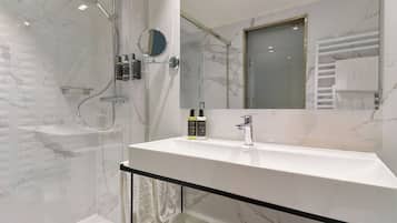 Junior-Suite | Badezimmer | Duschwanne, umweltfreundliche Kosmetikartikel, Haartrockner, Handtücher