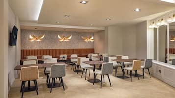 Tägliches Frühstücksbuffet (10 EUR pro Person)