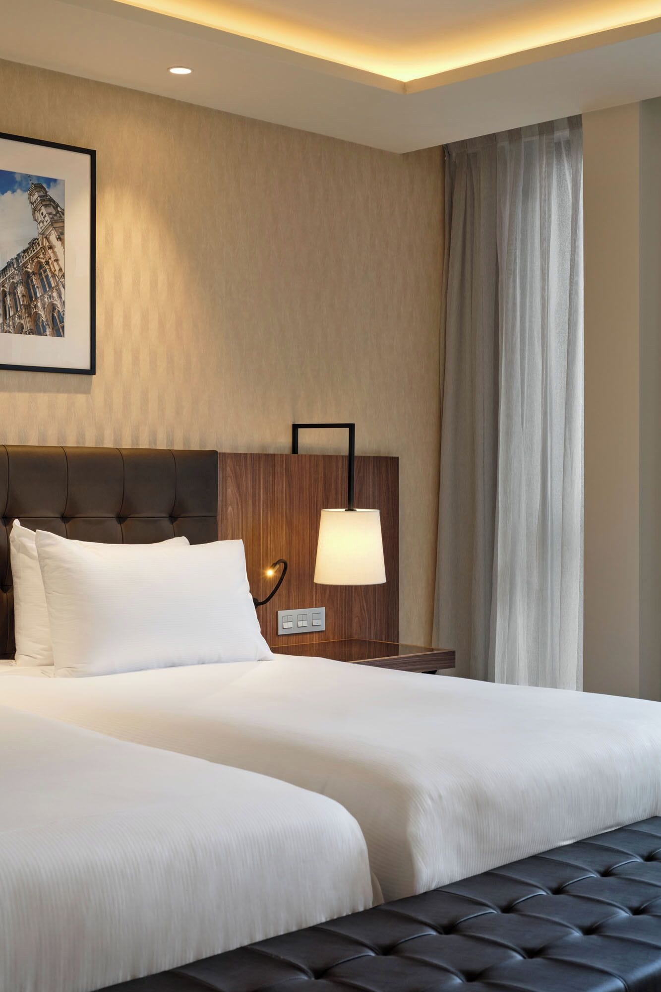 Minibar, caja de seguridad en la habitación y escritorio 