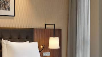 Minibar, caja de seguridad en la habitación y escritorio