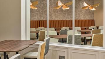 Frokostbuffé hver dag (EUR 10 per person)