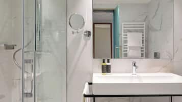 Combined shower/tub, eco-friendly toiletries, hair dryer, towels