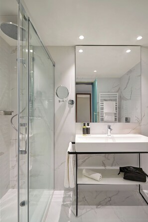 Gabungan pancuran/tab mandi, kelengkapan dandanan diri mesra alam 