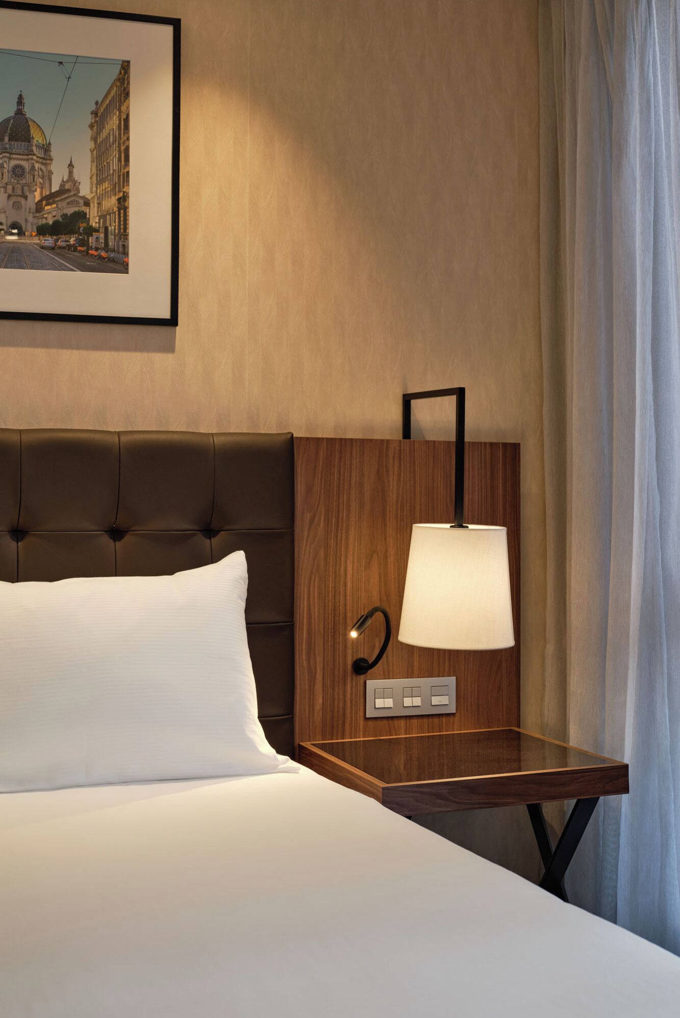 Minibar, caja de seguridad en la habitación y escritorio 