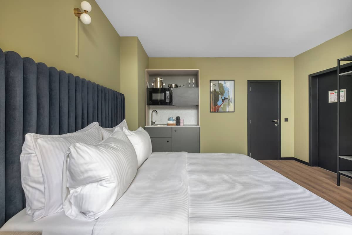 Standard Studio | Premium bedding, in-room safe, desk, laptop workspace