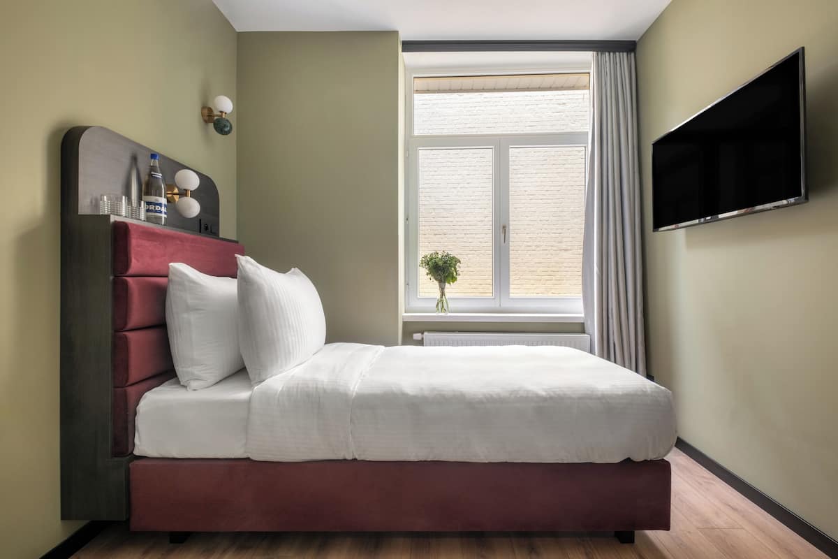 Basic Room | Premium bedding, in-room safe, desk, laptop workspace