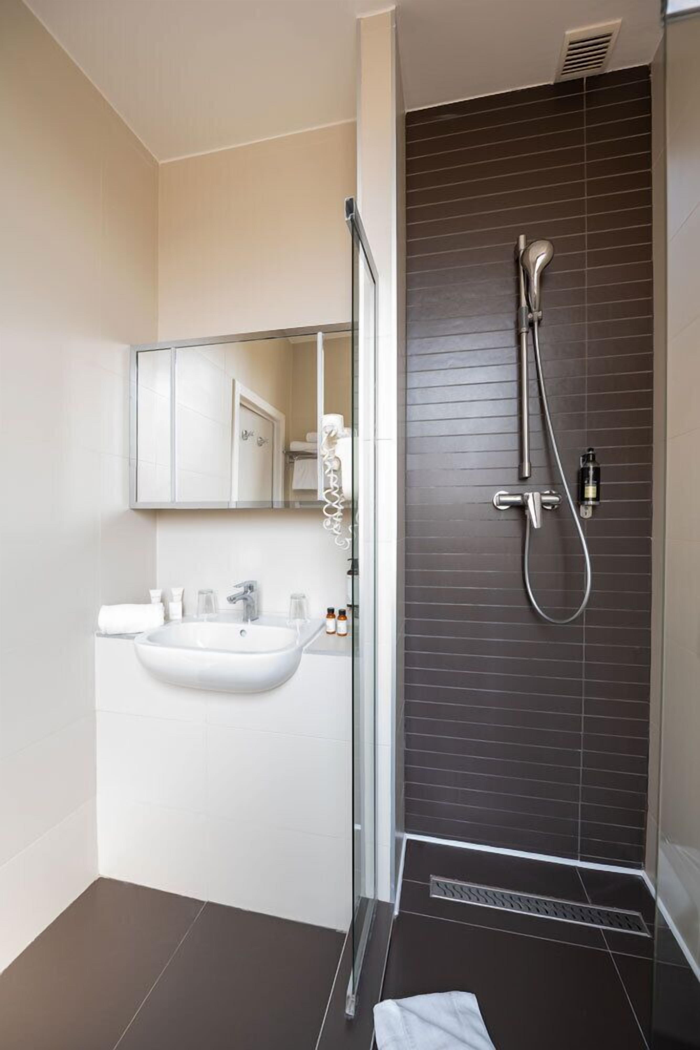 shower, free toiletries, hair dryer, towels