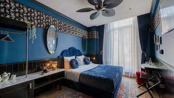 Quarto triplo | Cofres nos quartos, escrivaninha, ferros/tábuas de passar roupa