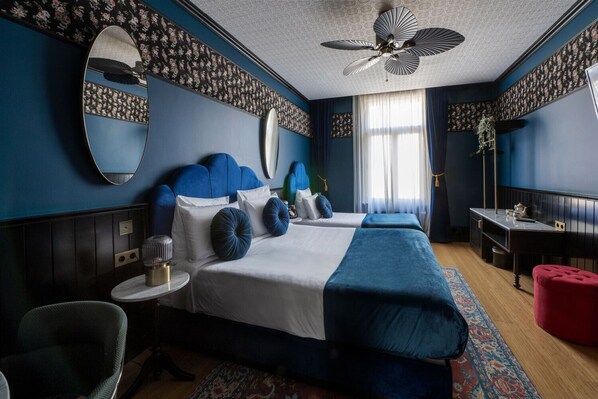 Perhehuone | Tallelokero huoneessa, työpöytä, silitysrauta/-lauta