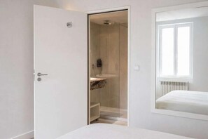 Shower, designer toiletries, hair dryer - Catalonia Grand Place (Brussels)