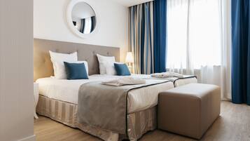 Minibar, coffres-forts dans les chambres, bureau, Wi-Fi gratuit