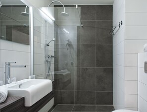 Quarto casal standard | Banheiro | Produtos de toalete grátis, secador de cabelo, toalhas de banho 