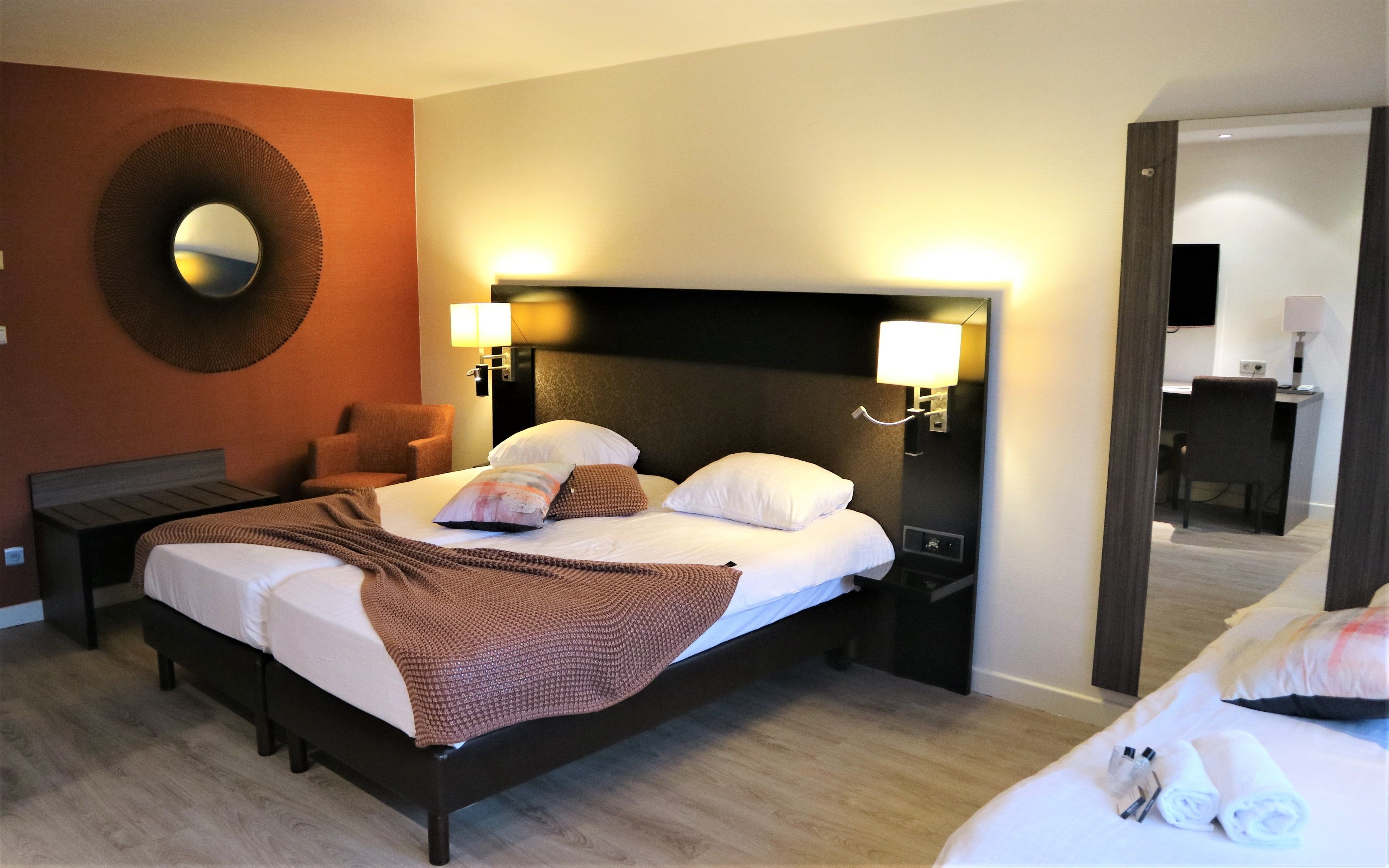 Grand driepersoonskamer | Een kluis op de kamer, een bureau, verduisterende gordijnen