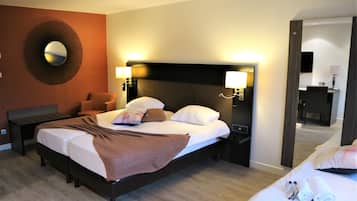 Grand Triple Room | In-room safe, desk, blackout drapes, iron/ironing board
