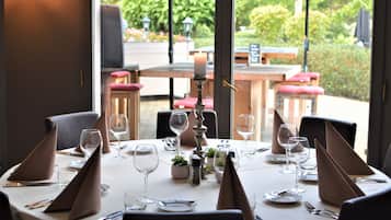Serveert ontbijt, diner, brunch, uitzicht op de tuin