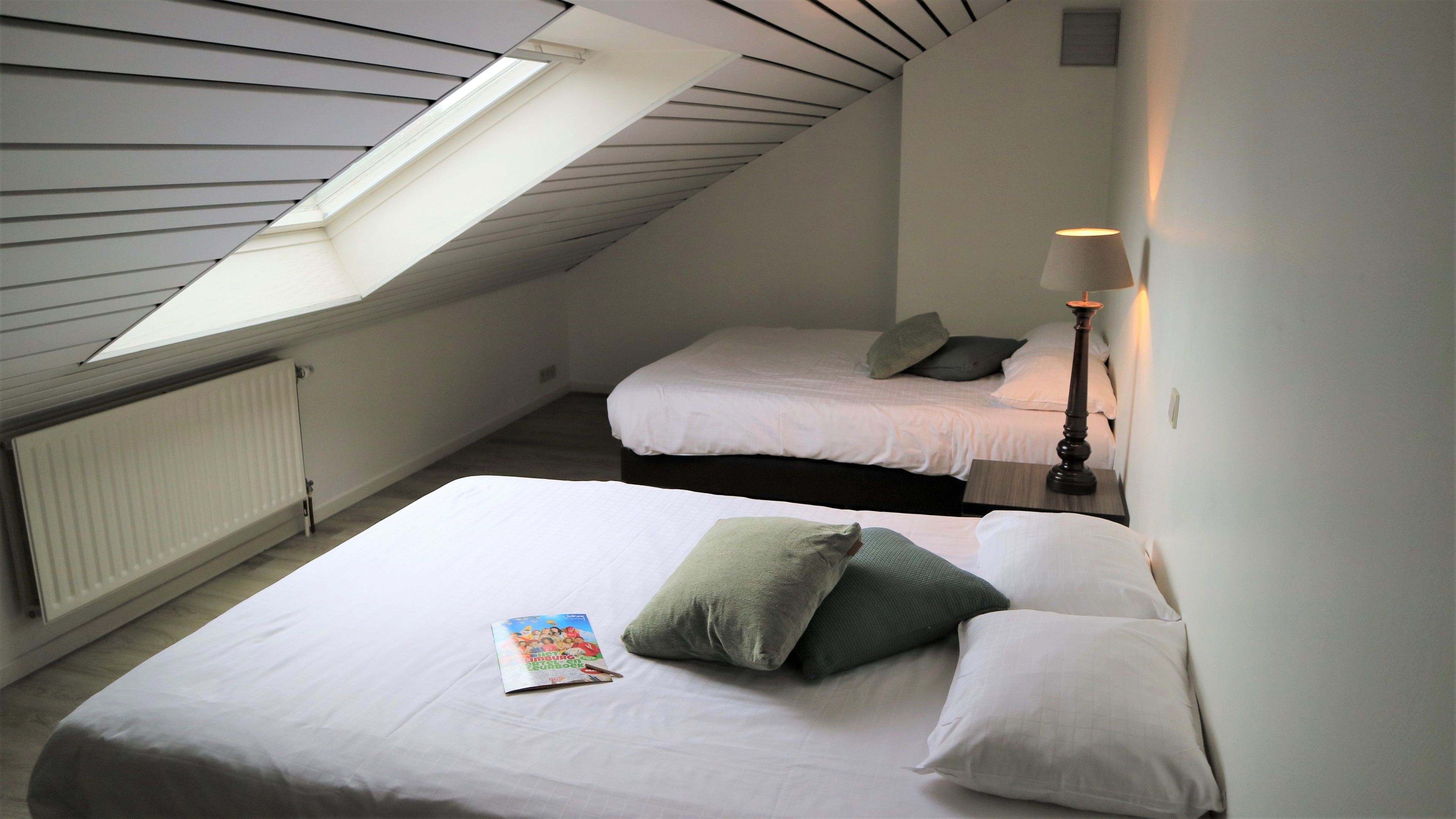 Familie maisonnette, 2 slaapkamers | Een kluis op de kamer, een bureau, verduisterende gordijnen