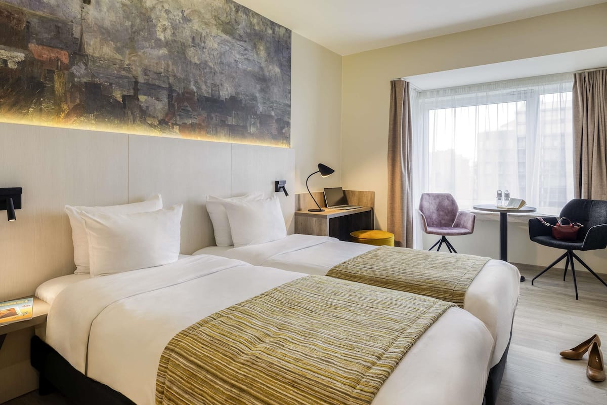 Caja de seguridad en la habitación, escritorio y cortinas blackout