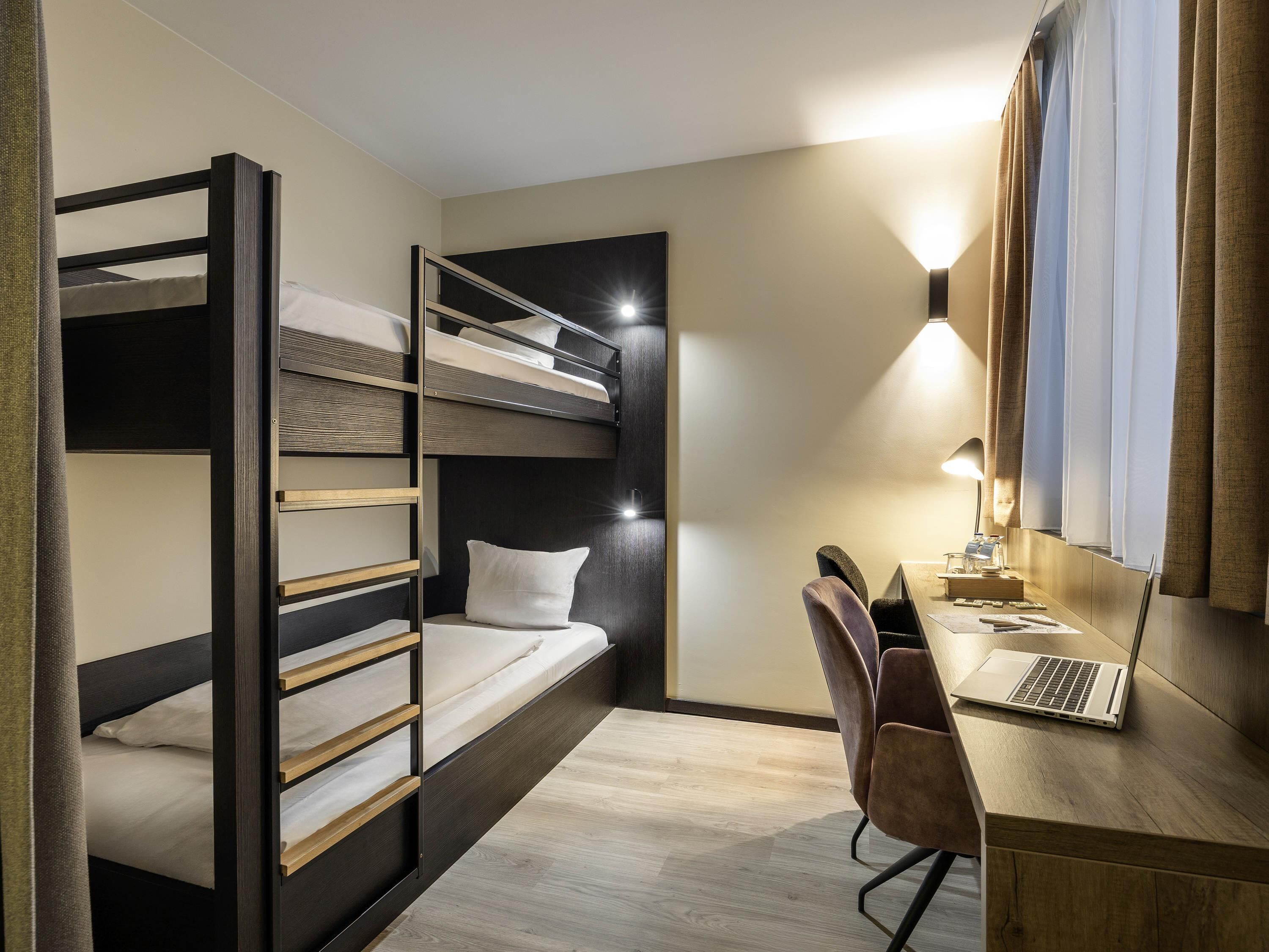 家庭房 | 客房内保险箱、办公桌、遮光窗帘、熨斗/熨衣板