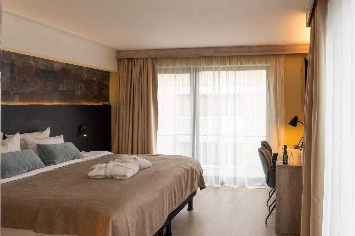 Privilege, Room, 1 Double Bed, Balcony | In-room safe, desk, blackout drapes, iron/ironing board