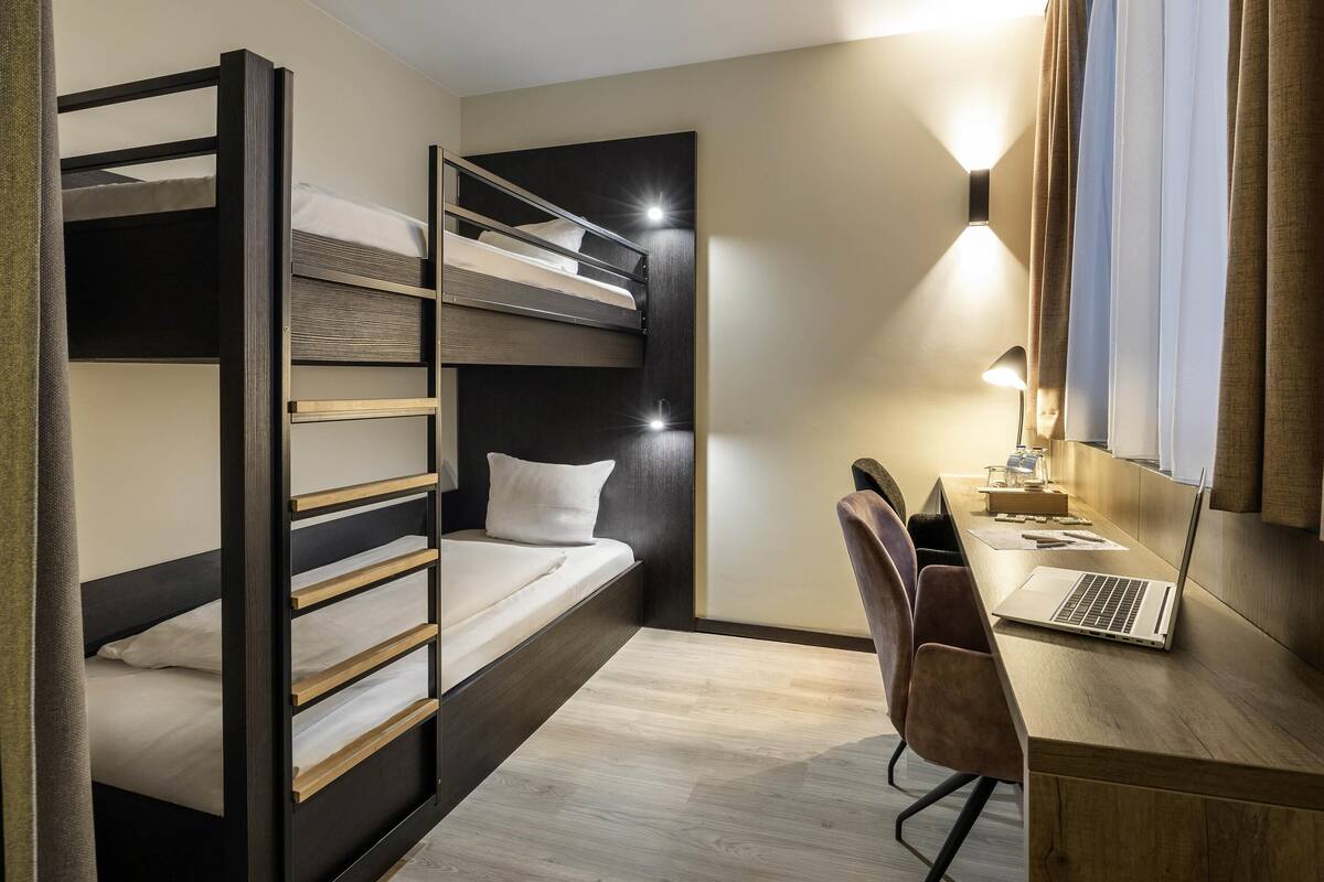 Family Room | In-room safe, desk, blackout drapes, iron/ironing board