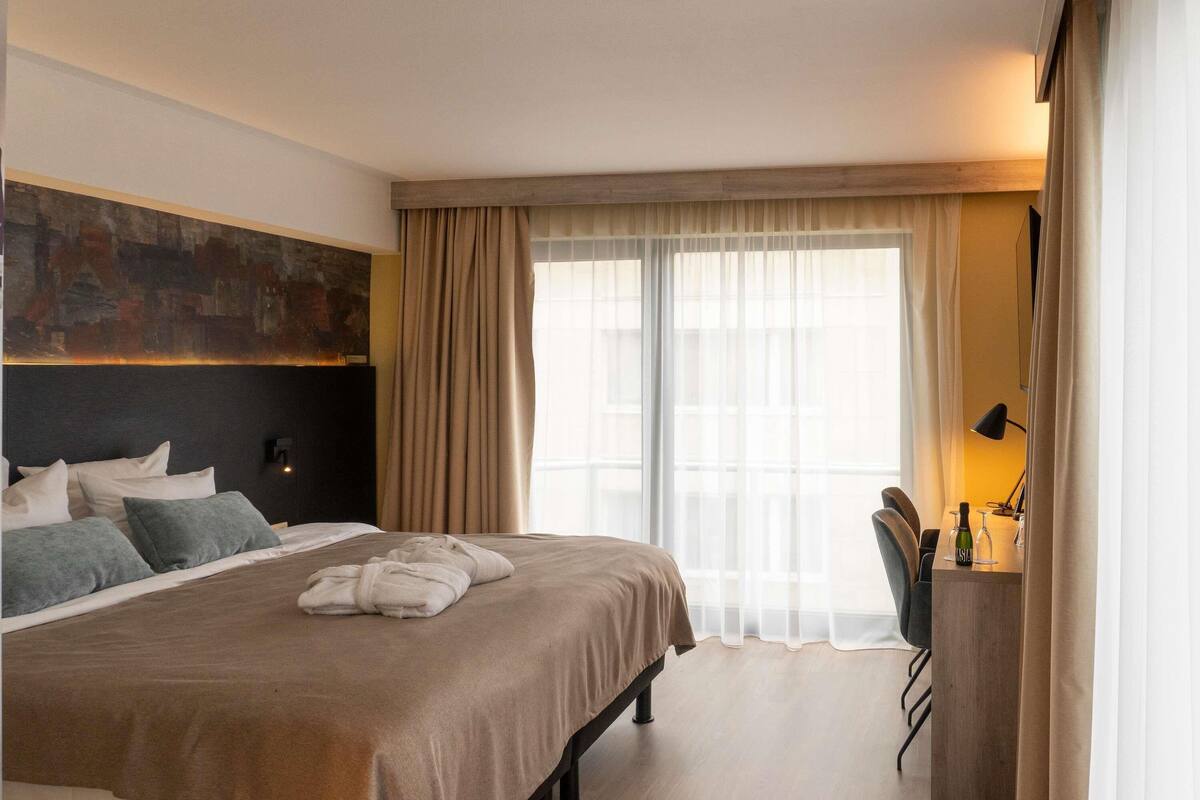 Privilege, Habitación, 1 cama matrimonial, balcón | Caja de seguridad en la habitación, escritorio y cortinas blackout