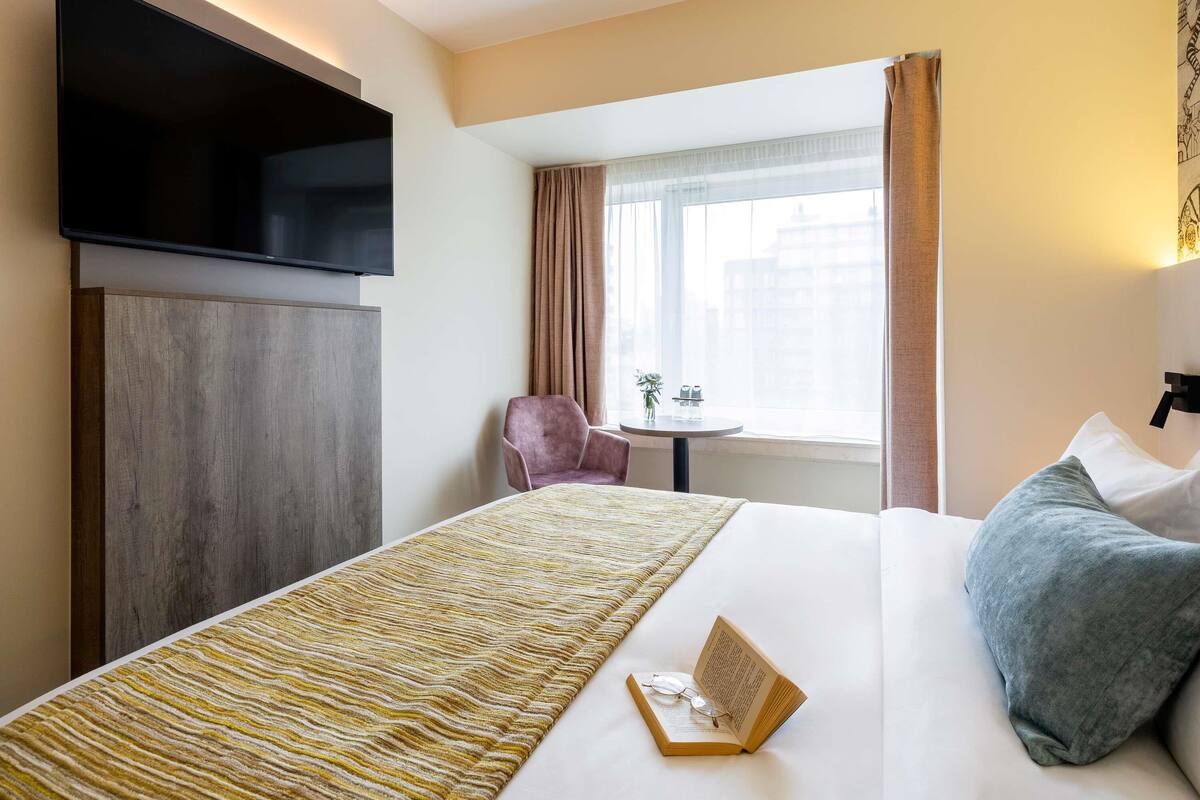 Classic Room (Cosy, 1 double bed) | Peti besi dalam bilik, meja, langsir/tirai gelap terus 