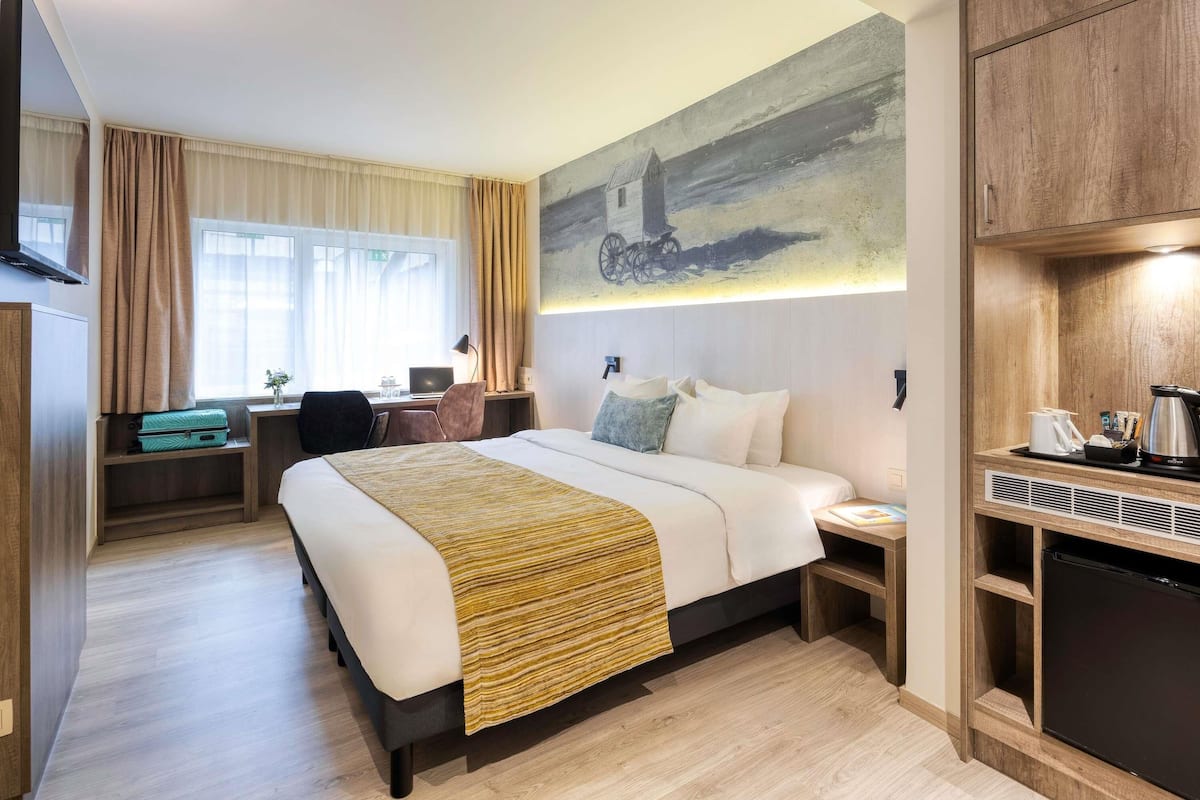 Superior Room, 1 Katil Kelamin (Double), City View | Peti besi dalam bilik, meja, langsir/tirai gelap terus 