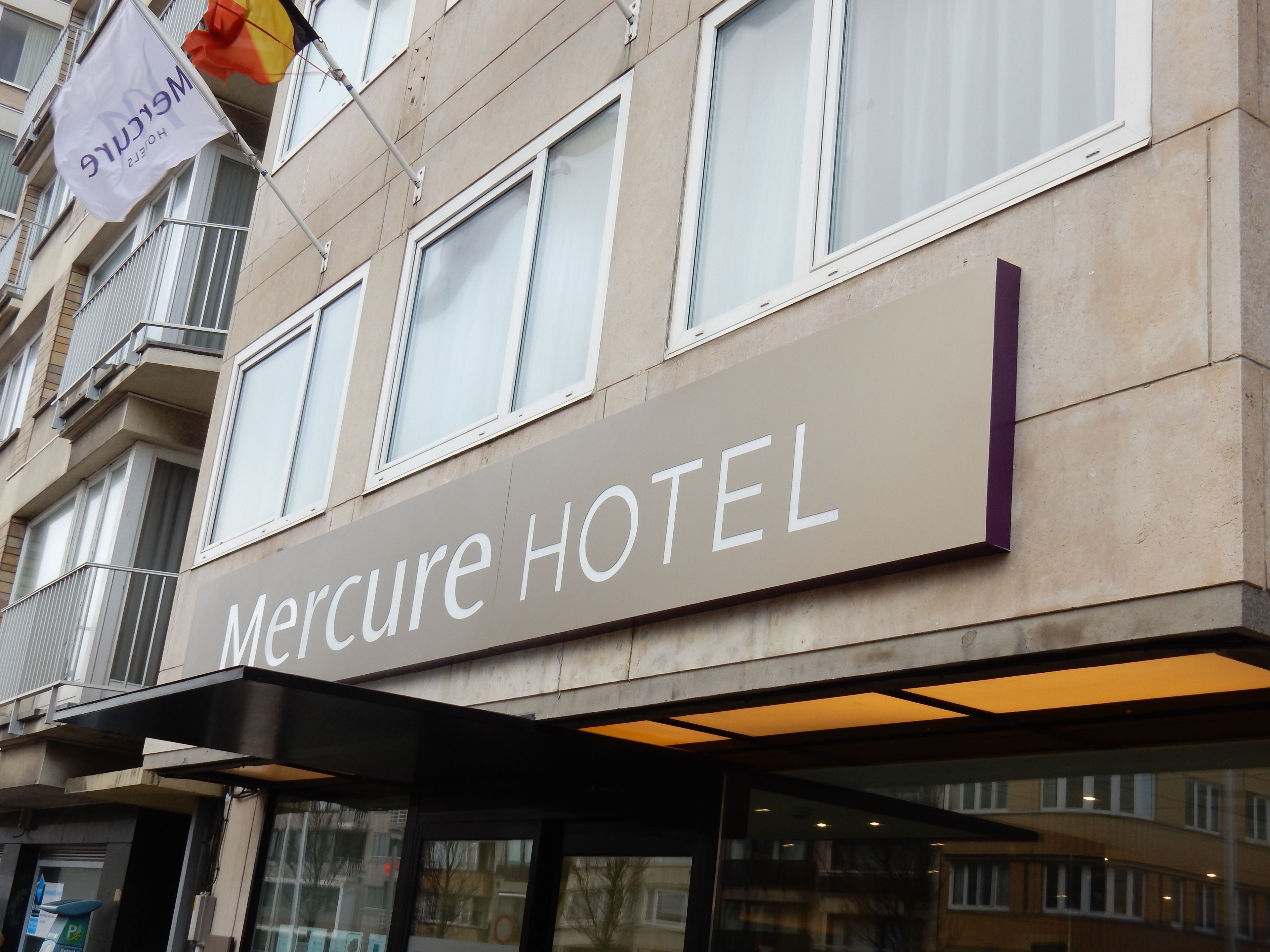 Een Mercure Hotel bord met een moderne gevel en een goed zicht op de ingang.
