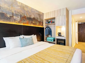 Classic Room (Cosy, 1 double bed) | In-room safe, desk, blackout curtains, iron/ironing board