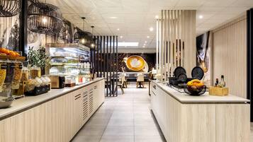 Daily full breakfast (EUR 25 per person)