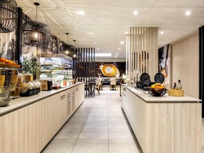 Tägliches großes Frühstück gegen Gebühr