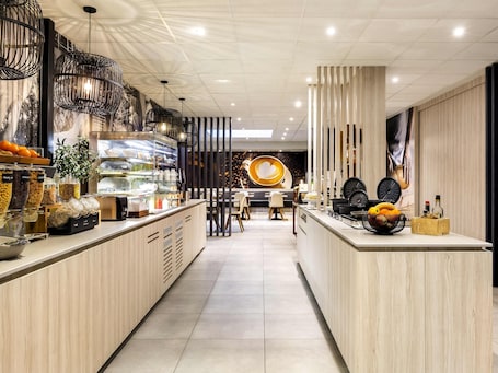 Daily full breakfast (EUR 25 per person)