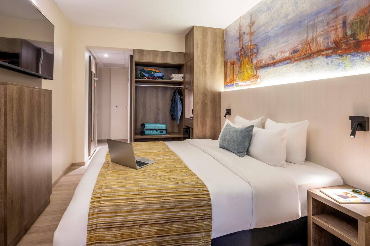 Standard Double Room, 1 Katil Kelamin (Double) atau 2 Katil Bujang (Single) | Peti besi dalam bilik, meja, langsir/tirai gelap terus 