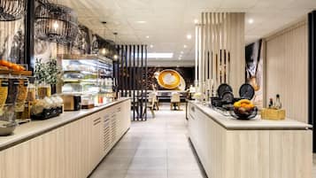 Desayuno completo (EUR 25 por persona)