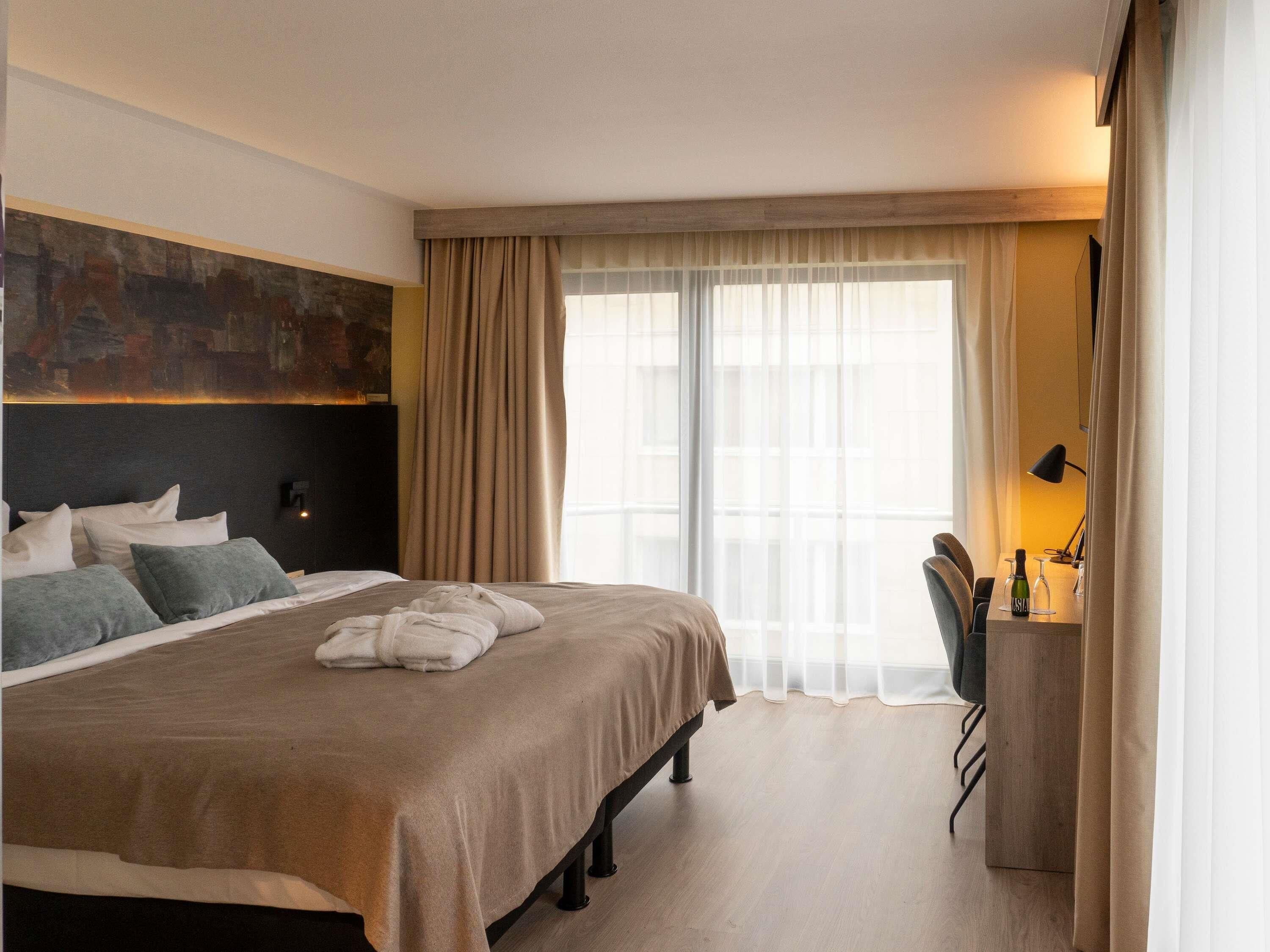 Privilege, Habitación, 1 cama doble, balcón | Caja fuerte, escritorio, cortinas opacas y tabla de planchar con plancha