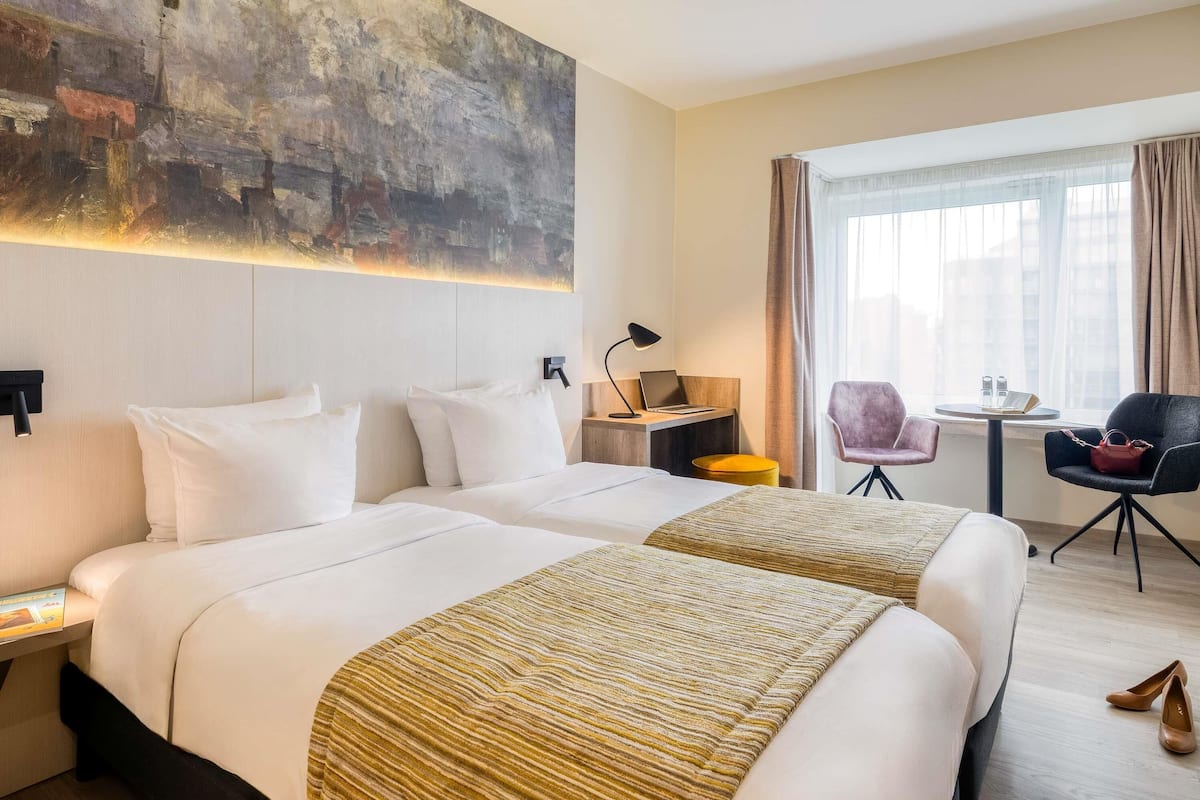 Safe på rommet, skrivebord, blendingsgardiner og strykejern/-brett