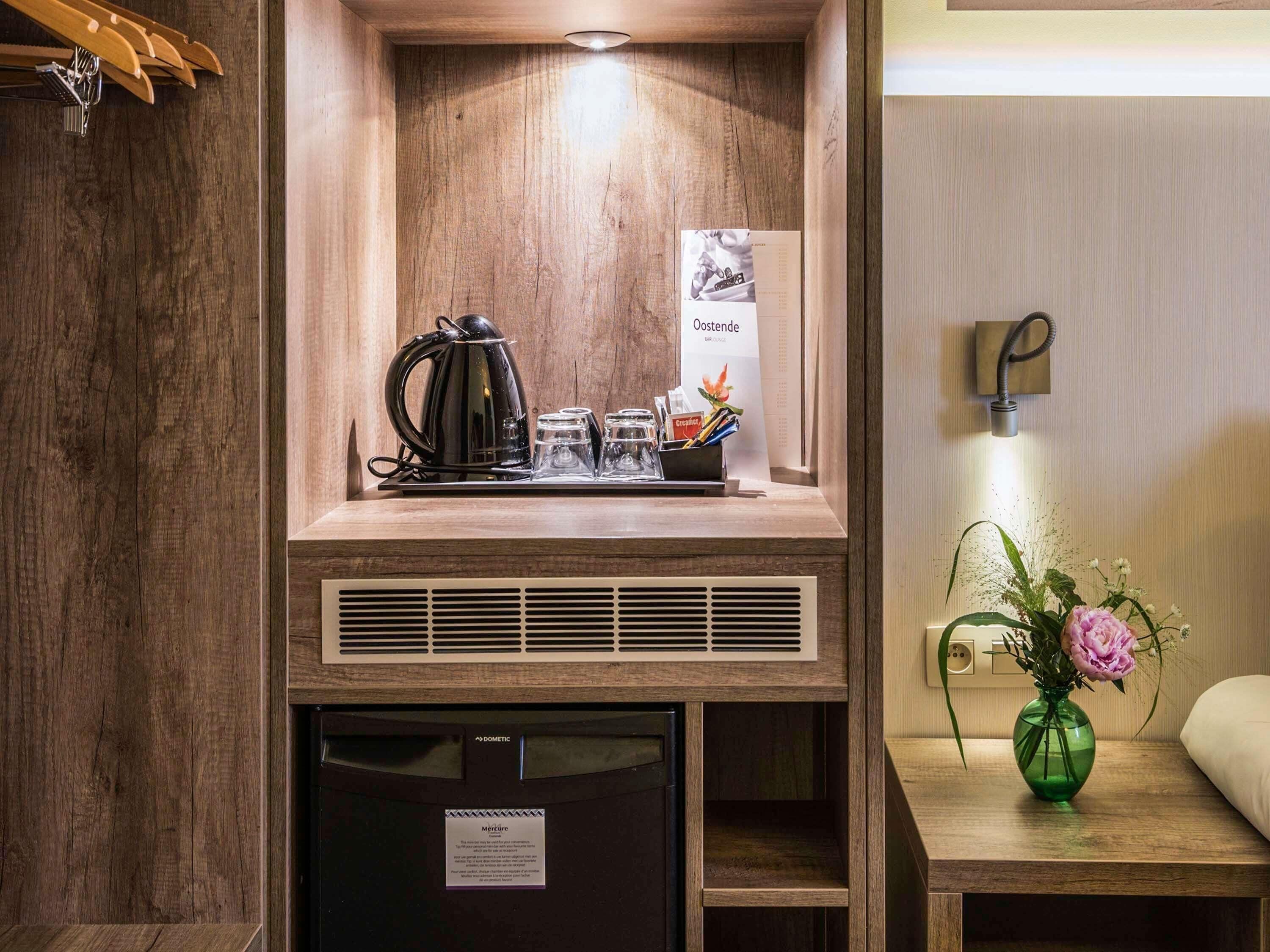 Habitación familiar | Caja fuerte, escritorio, cortinas opacas y tabla de planchar con plancha