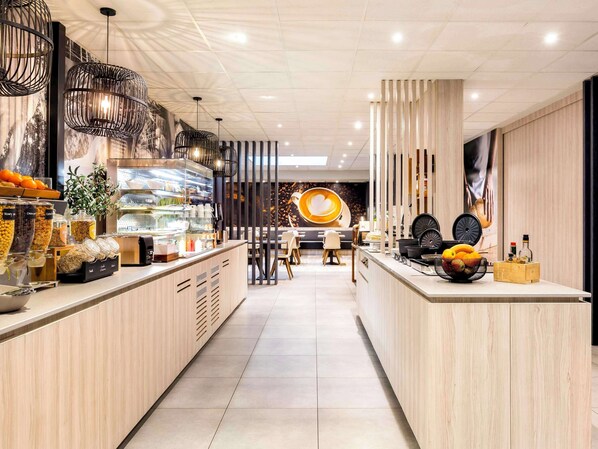 Desayuno completo (EUR 25 por persona) 