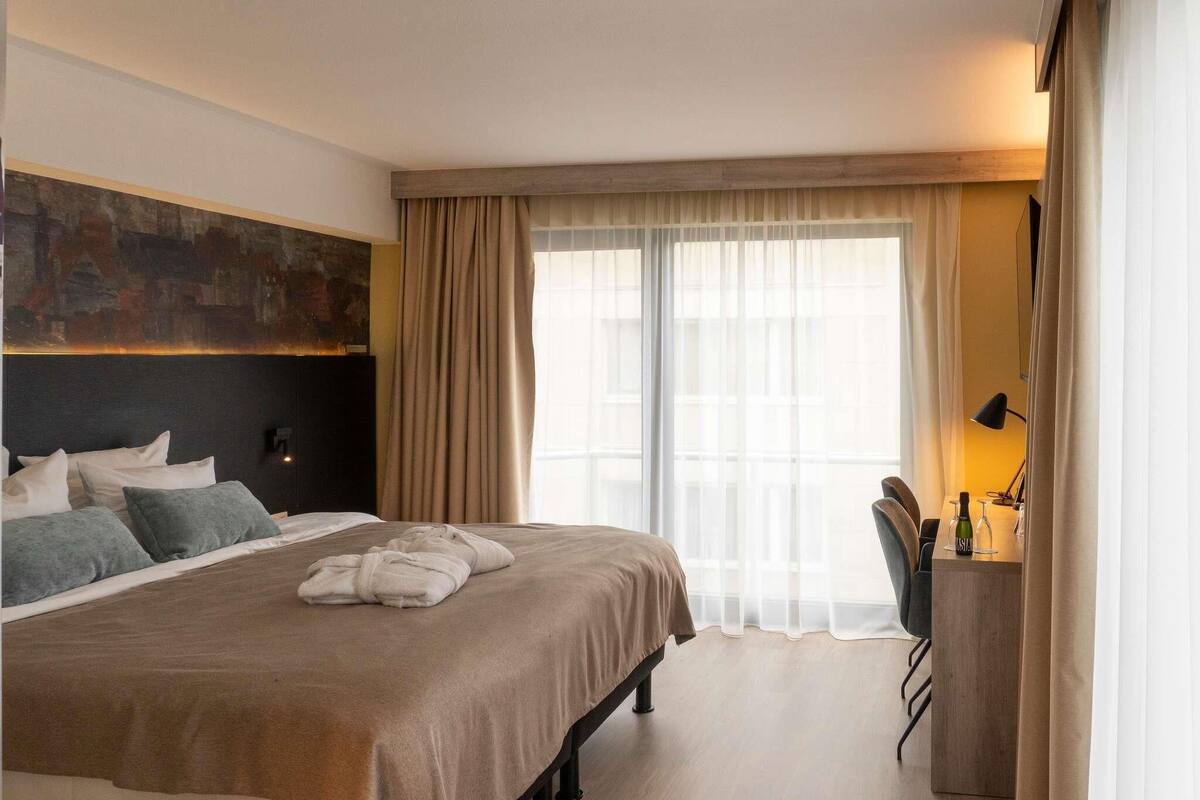 Privilege, Zimmer, 1 Doppelbett, Balkon | Zimmersafe, Schreibtisch, Verdunkelungsvorhänge, Bügeleisen/Bügelbrett