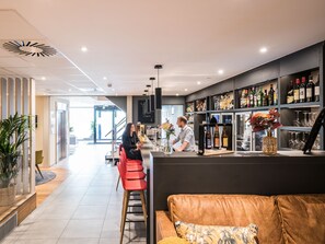 Bar (trong khuôn viên)