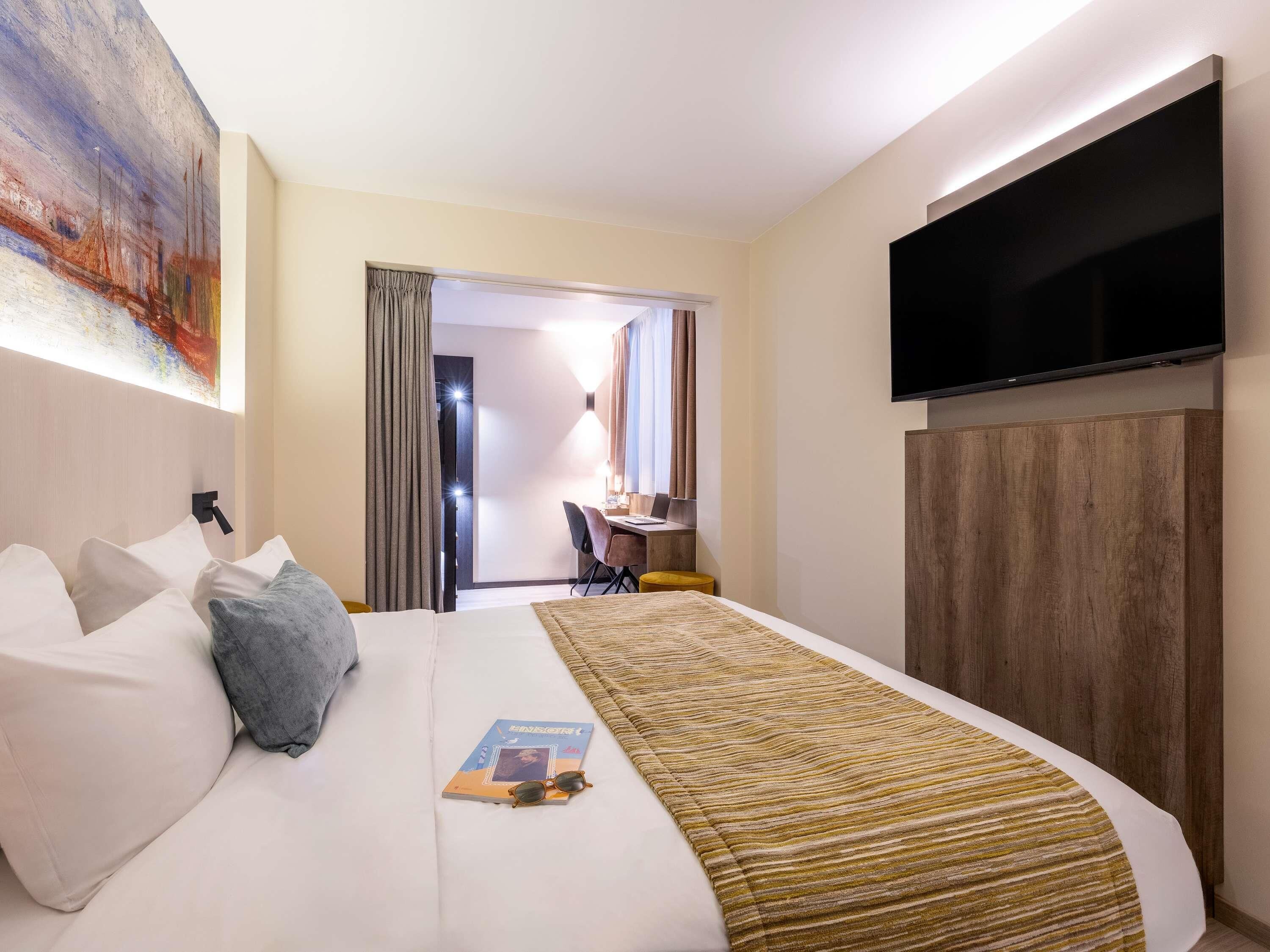 Family Room | In-room safe, desk, blackout curtains, iron/ironing board
