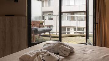 Privilege, Chambre, 1 lit double, balcon | Coffres-forts dans les chambres, bureau, rideaux occultants