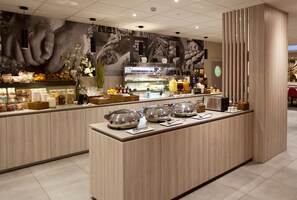 Café da manhã completo todos os dias (EUR 25 por pessoa) 