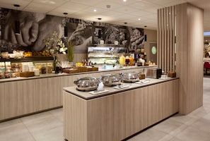 Café da manhã completo todos os dias (EUR 25 por pessoa)