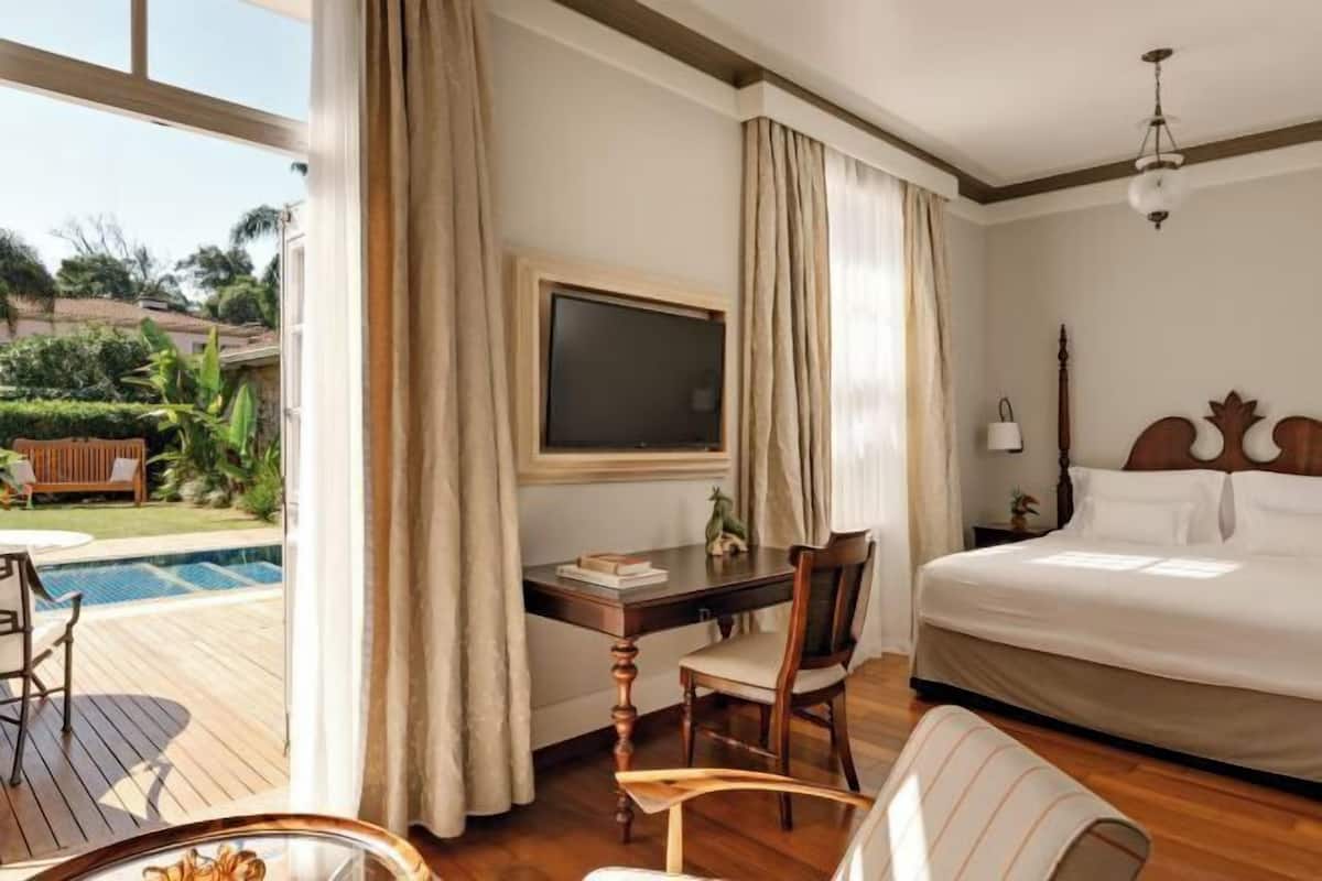 Hypo-allergenic bedding, free minibar, in-room safe, blackout curtains