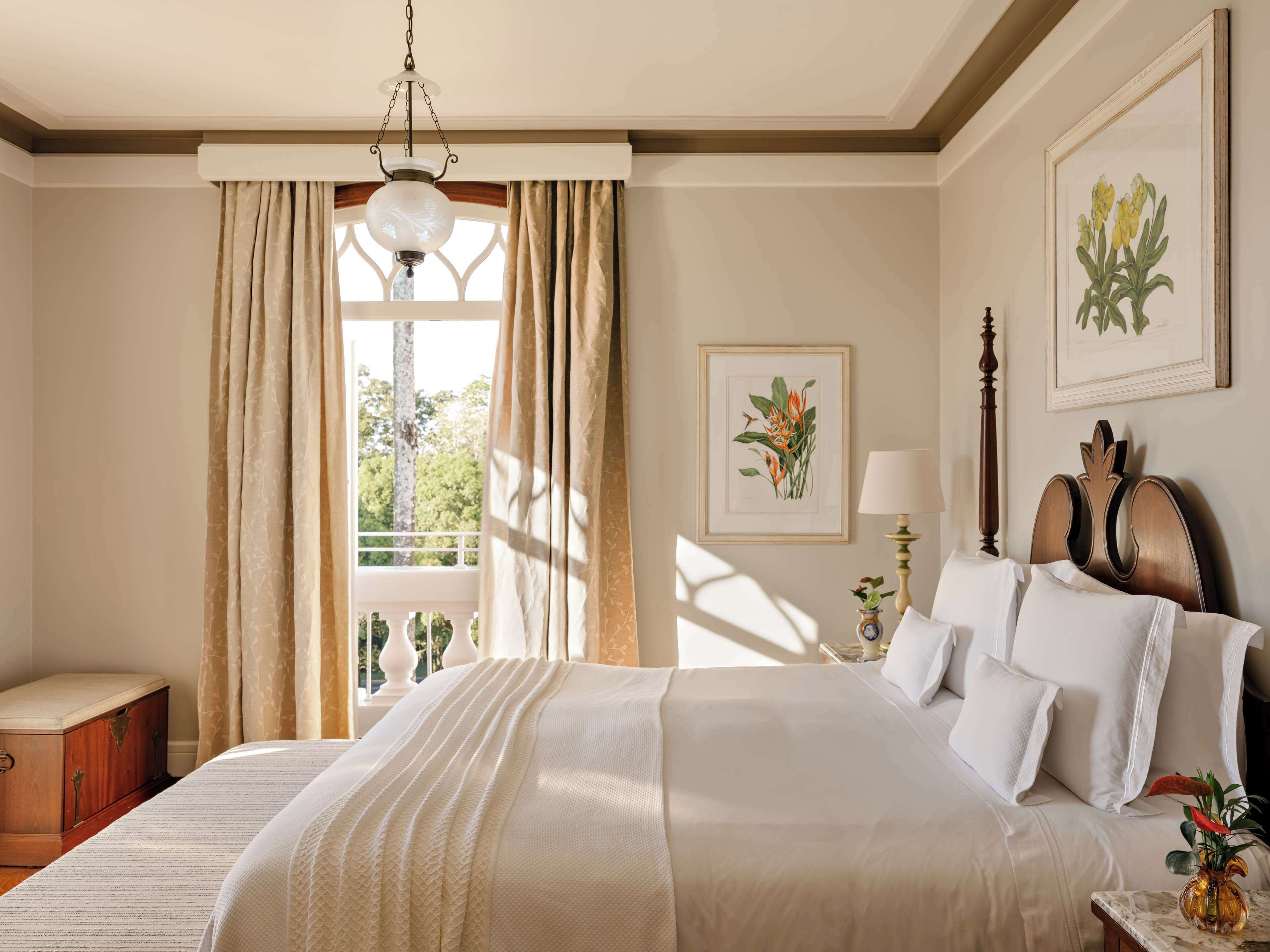 Deluxe Suite | Hypo-allergenic bedding, free minibar, in-room safe, blackout drapes