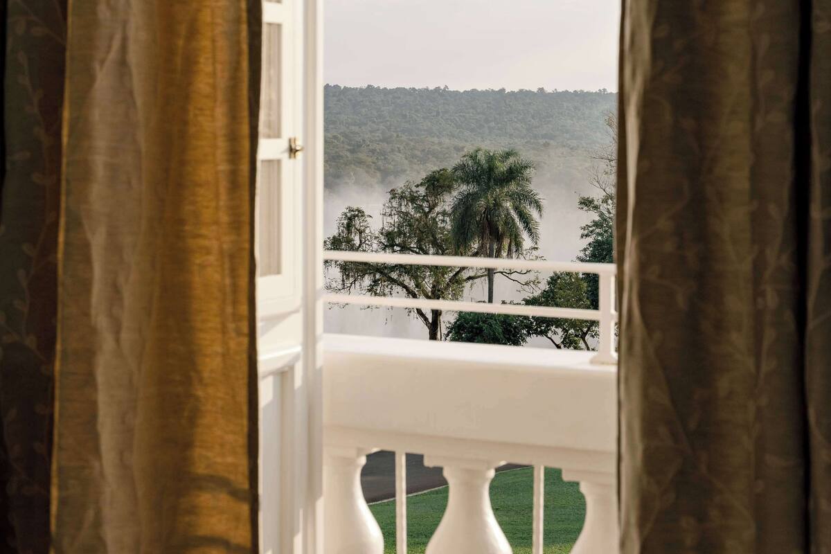 junior suite (cataratas) | hypo-allergenic bedding, free minibar, in-room safe, blackout curtains
