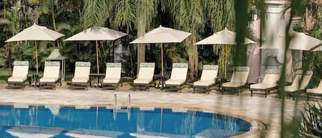 Utomhuspool, parasoller och solstolar