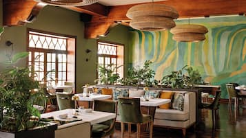 2 Restaurants; Mittagessen und Abendessen werden serviert